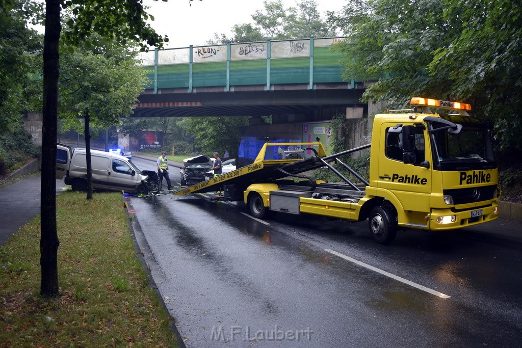 VU Frontal Koeln Hoehenhaus Berlinerstr vor Leuchterstr P35.JPG - Miklos Laubert